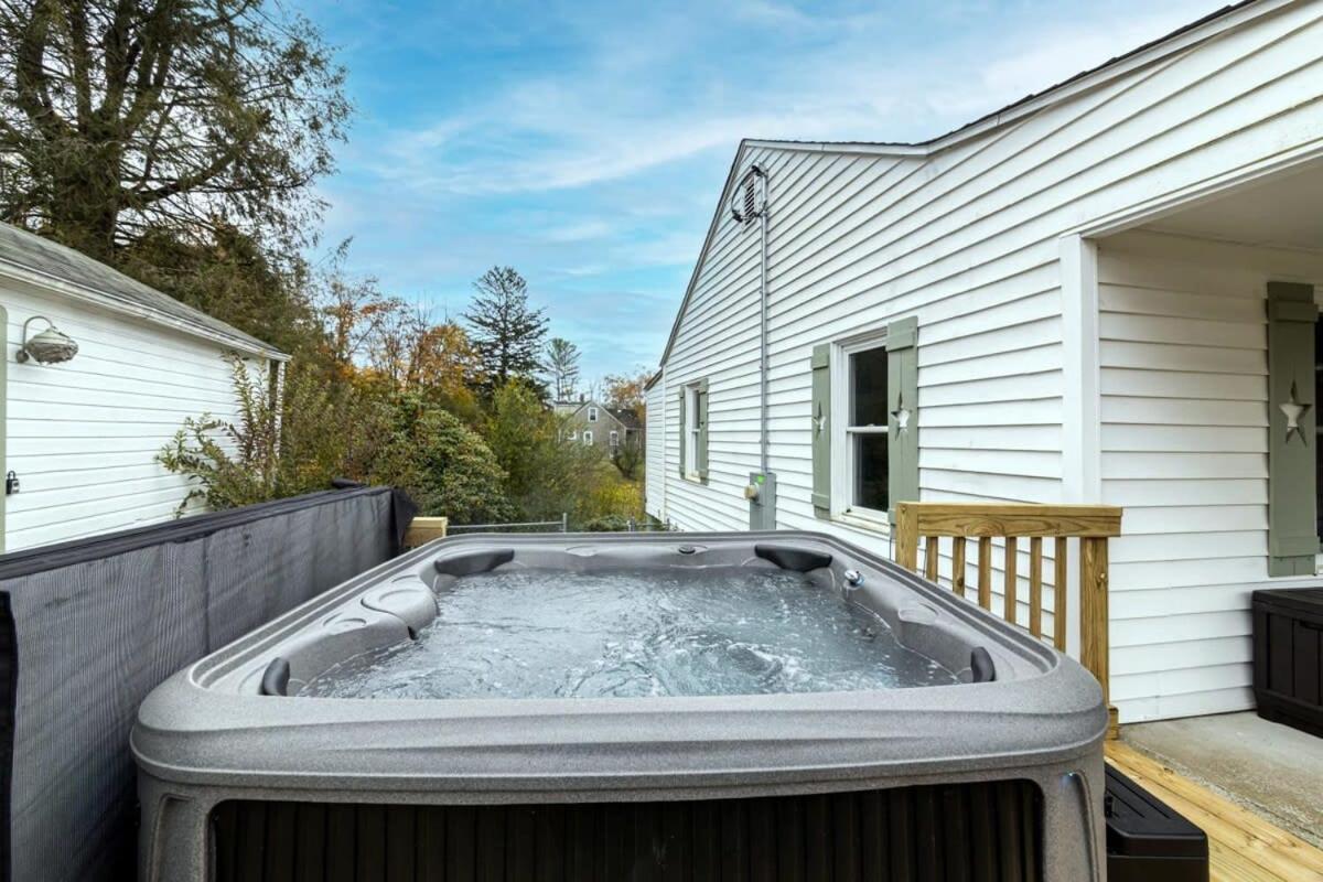 New River Gorge Cottage W Hot Tub, Fire Pit, Grill Oak Hill 外观 照片